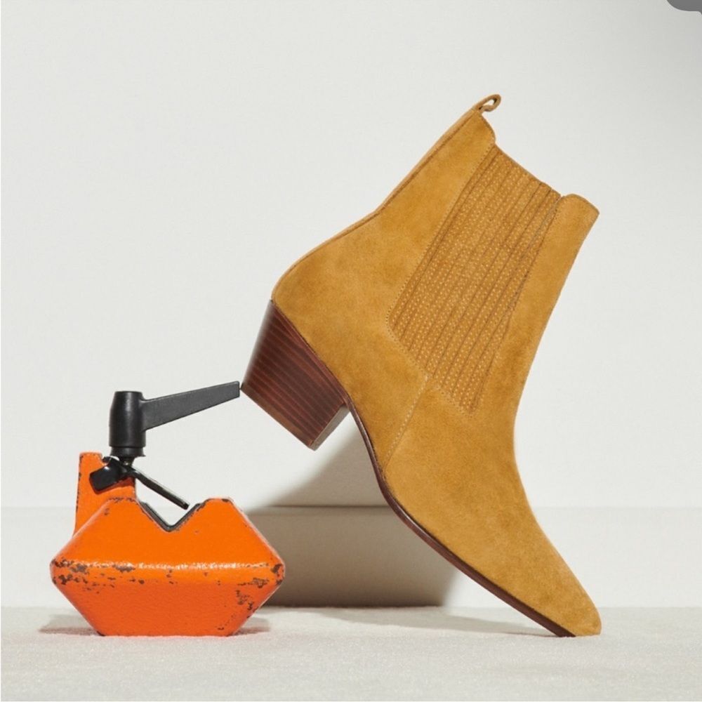 Amelya Suede Leather Pointed Toe Boots EU 39 in Khaki